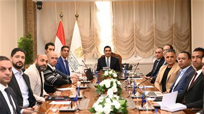 وزير الشباب والرياضة يناقش استعدادات ماراثون المتحف الكبير    