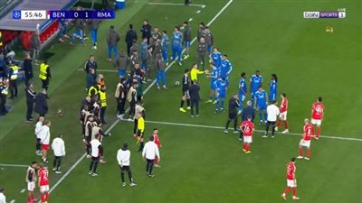 بنفيكا ضد الريال.. إيقاف مباراة ريال مدريد وبنفيكا بسبب العن    