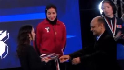 سفير مصر يسلم برونزية يمنى عياد في بطولة بلغاريا الدولية للم    