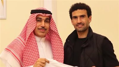 محمد عواد يزور نادي الوحدة السعودي أثناء أداء العمرة     
