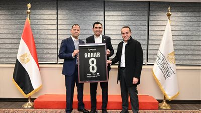 سيف الوزيري يهدي جوهر نبيل تيشيرت منتخب مصر    
