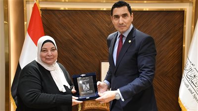 وزير الشباب والرياضة يكرم غادة ممدوح بعد جولات مراكز الشباب     