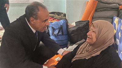 وزير الخارجية يلتقي بأحد النازحين 