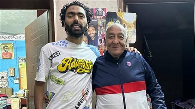 حسين الشحات مع والده    