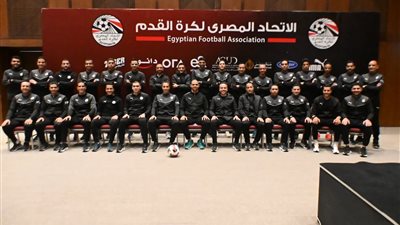 أوسكار رويز يسلم الشارة للحكام الدوليين خلال فعاليات اليوم ا    