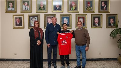 مشجع الأهلي مع الخطيب    