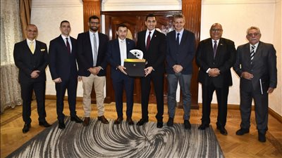 وزير الشباب والرياضة يبحث تطوير اتحاد البادل وبطولة نيو جيزة    
