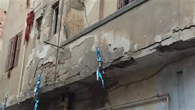 سقوط بلكونة أحد العقارات في الإسماعيلية 