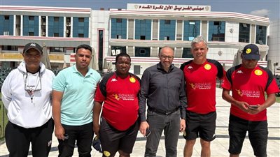 مارك فيش نجم منتخب جنوب إفريقيا يزو متحف نادي الزمالك بصحبة     