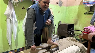 قصة كفاح عم «محمد» مع مكواة الرجل بالشرقية