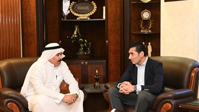 وزير الشباب والرياضة يلتقي رئيس الاتحاد المصري للهجن لدعم ال    