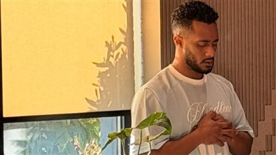 محمد رمضان يصلي في أحد المطارات 