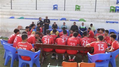 عبدالجابر مع اللاعبين    