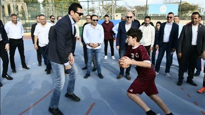 وزيرالرياضة مع ناشئ الصيد    