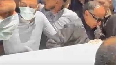 وصول جثمان والد منة شلبي لبدء مراسم الجنازة    