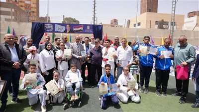 محافظ أسيوط مع الرياضيين    