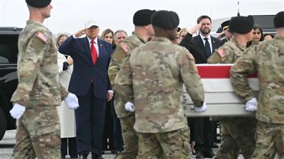 ترامب خلال استقباله جثامين جنود قتلوا خلال الحرب     