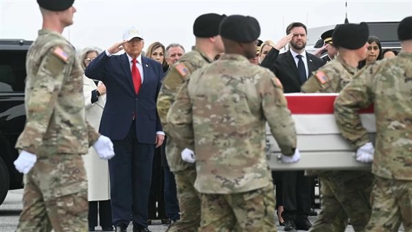 ترامب خلال استقباله جثامين جنود قتلوا خلال الحرب     