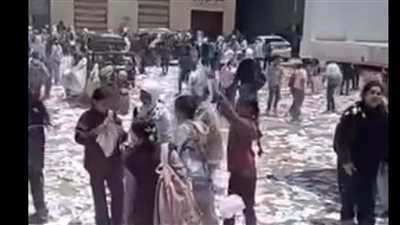 تمزيق طلاب كتبهم الدراسية أمام مدرسة بالجمالية في الدقهلية