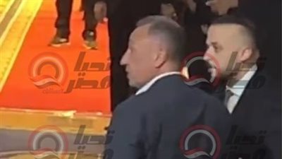 رغم تعبه.. محمود الخطيب يواسي محمد الجارحي في عزاء فقيد العا    
