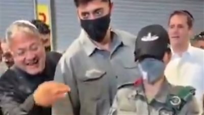 بن جفير خلال حديثه مع أحد نشطاء أسطول الصمود 