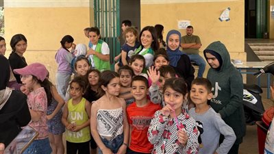 رزان جمال في زيارة الأطفال النازحين 