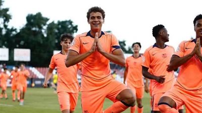 هانز فليك مدرب برشلونة يشيد بتألق حمزة عبد الكريم ويفتح له ب    
