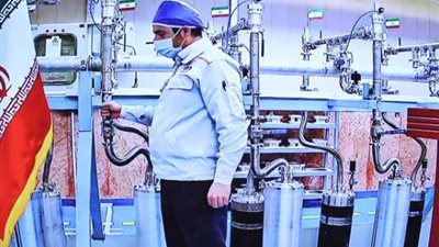 عالم إيراني في مختبرات نووية 