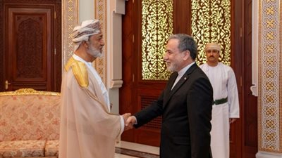 سلطان عمان ووزير الخارجية الإيراني 