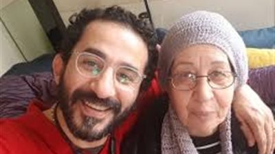 أحمد حلمي ووالدته