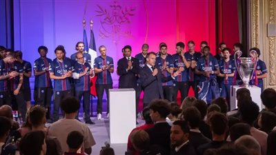 الرئيس الفرنسي ماكرون يندد بأعمال الشغب عقب تتويج باريس سان     