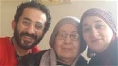 أحمد حلمي ووالدة وشقيقته