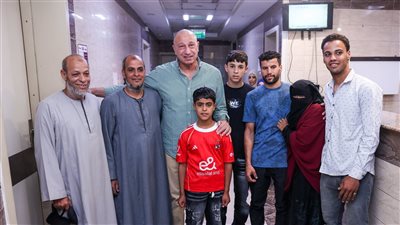 الخطيب يطمئن على تطورات الحالة الصحية لـ مشجع الأهلي    