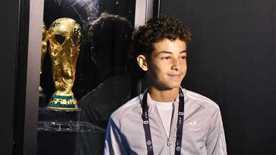 إبراهيم عمر الشريف يحمل كرة مباراة مصر ونيوزيلندا في كأس الع    