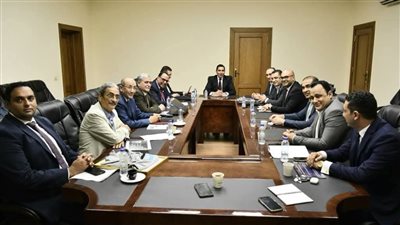 وزير الشباب والرياضة يجتمع برؤساء الاتحادات النوعية لدعم الر    