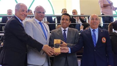 الدهراوي يكرم محافظ الإسكندرية وكبار ضيوف بطولة البحر المتوس    
