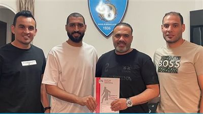 عامرمع مسؤلي المحلة    