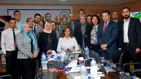 وزيرة الهجرة في غرفة