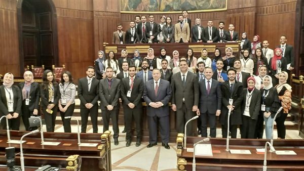 السيد الشريف مع نموذج