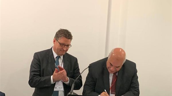 توقيع العقود