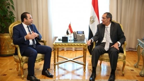 وزير ورئيس لجنة الاتصالات