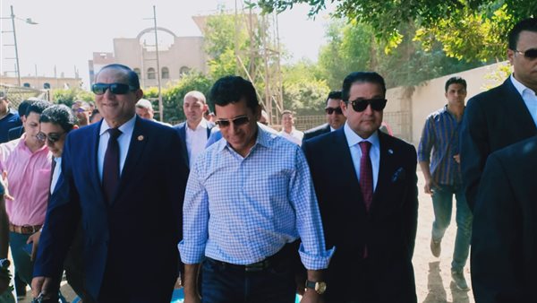 وزير الشباب مع قيادات